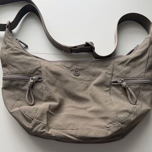 lululemon athletica slouchy sling bag 6L